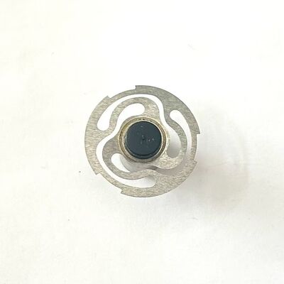 A válvula composta de metal-borracha. Peças metálicas usinadas. Componente de controlo de automóveis.