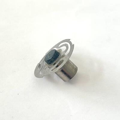 A válvula composta de metal-borracha. Peças metálicas usinadas. Componente de controlo de automóveis.